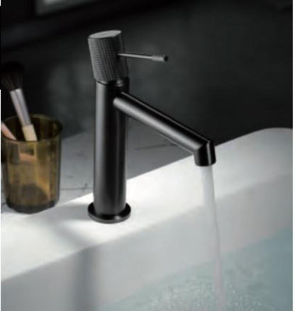 Monomando de lavabo negro mate serie Line